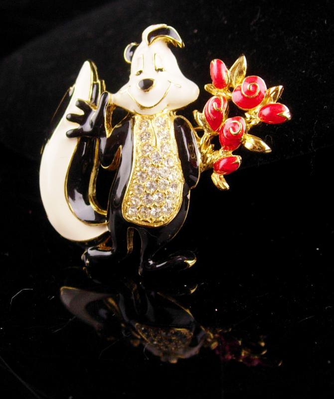 Vintage Skunk Pin / Sweetheart roses brooch / Valentines Animal jewelry / sweetheart jewelry / novelty badger brooch / black red enamel pin