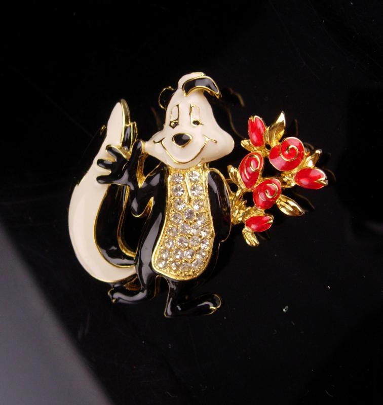Vintage Skunk Pin / Sweetheart roses brooch / Valentines Animal jewelry / sweetheart jewelry / novelty badger brooch / black red enamel pin