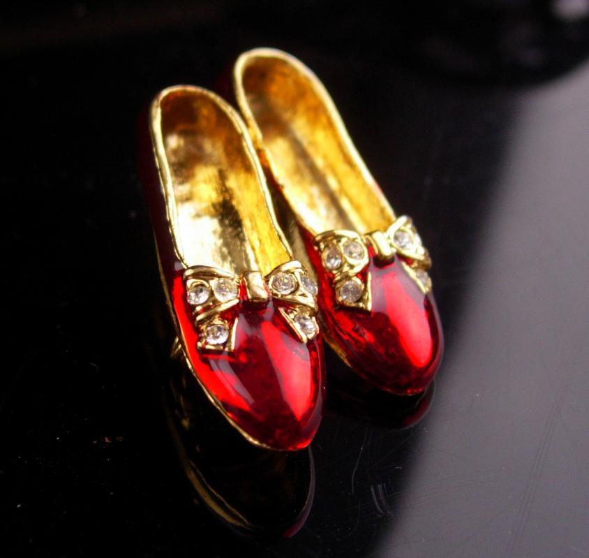 Vintage Ruby slippers brooch / Red enamel / rhinestone bow / Dorothy shoes / Wizard of Oz Shoe Made in USA costume jewelry ladies jewelry