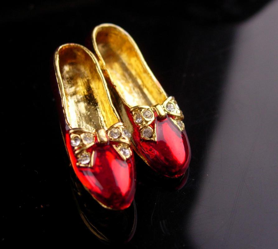 Vintage Ruby slippers brooch / Red enamel / rhinestone bow / Dorothy shoes / Wizard of Oz Shoe Made in USA costume jewelry ladies jewelry