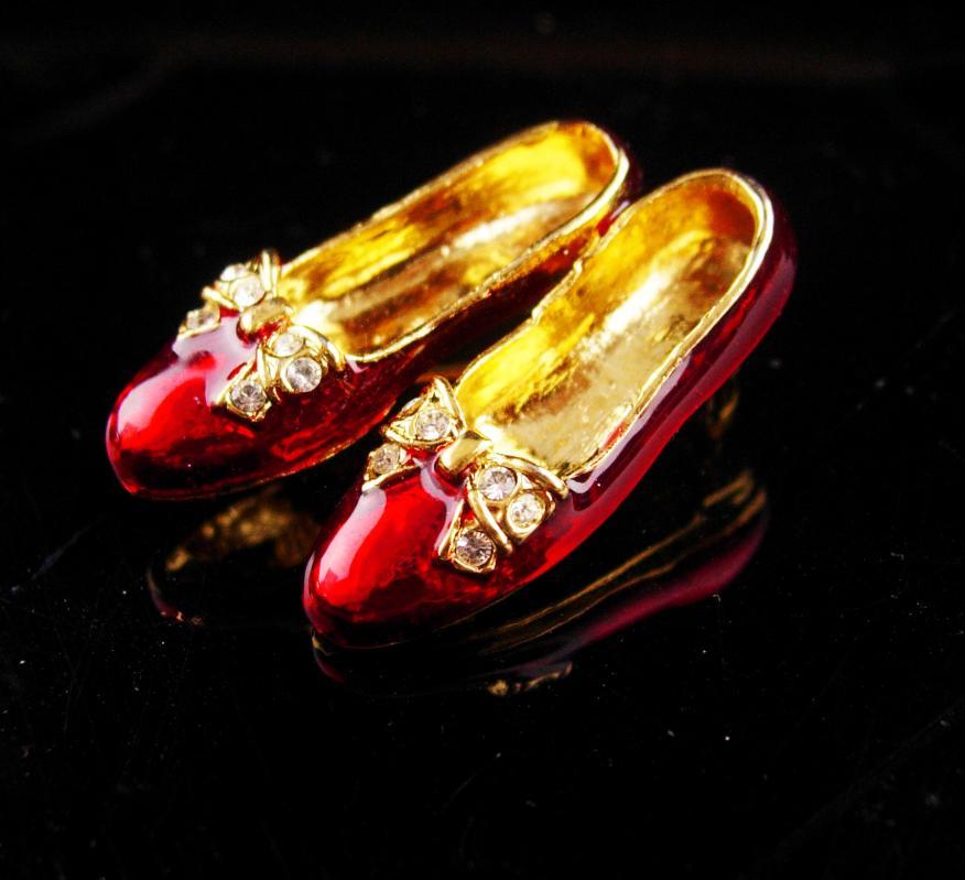 Vintage Ruby slippers brooch / Red enamel / rhinestone bow / Dorothy shoes / Wizard of Oz Shoe Made in USA costume jewelry ladies jewelry