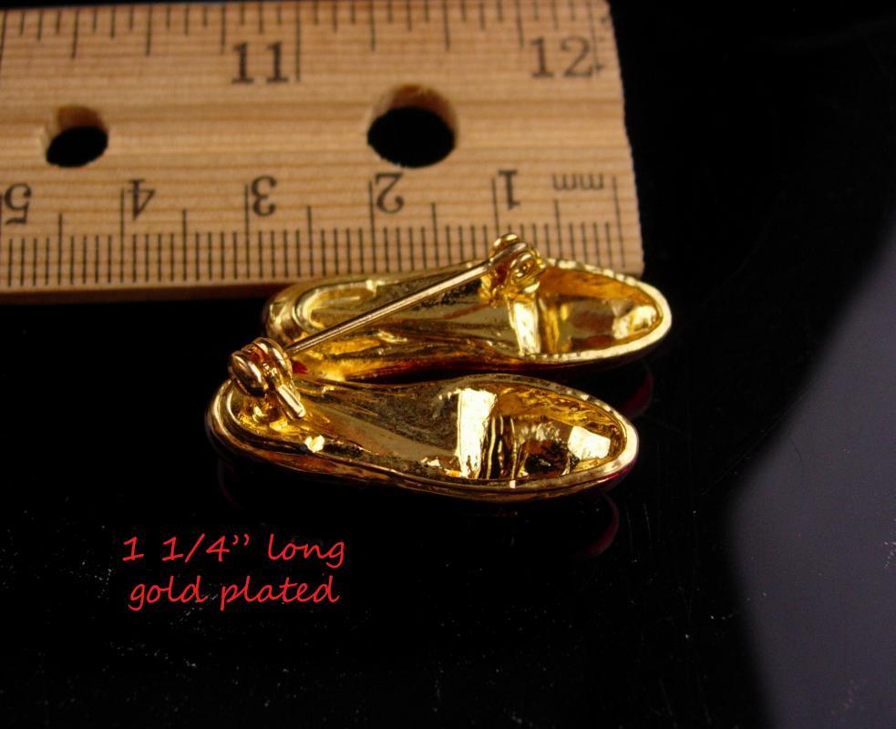 Vintage Ruby slippers brooch / Red enamel / rhinestone bow / Dorothy shoes / Wizard of Oz Shoe Made in USA costume jewelry ladies jewelry