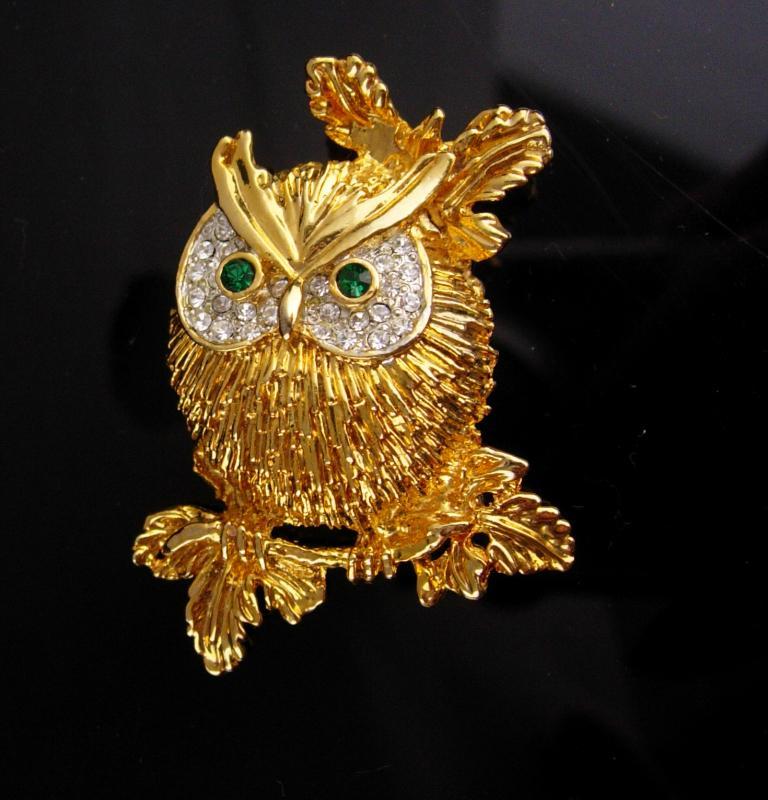 Vintage Owl Brooch / sparkling rhinestones / Bird pin / Figural costume jewelry / teacher gift / ophthalmology pin / ophthalmologist gift