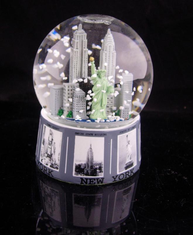 New York Snow globe - statue of Liberty - Tourist Snowglobe - Twin Towers - Empire state Building - glass paperweight - World trade center