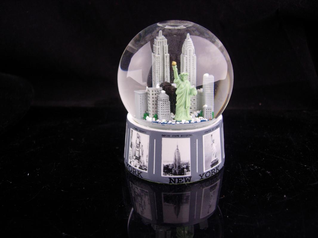 New York Snow globe - statue of Liberty - Tourist Snowglobe - Twin Towers - Empire state Building - glass paperweight - World trade center