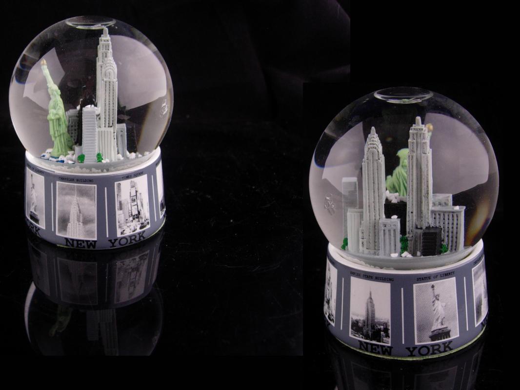 New York Snow globe - statue of Liberty - Tourist Snowglobe - Twin Towers - Empire state Building - glass paperweight - World trade center