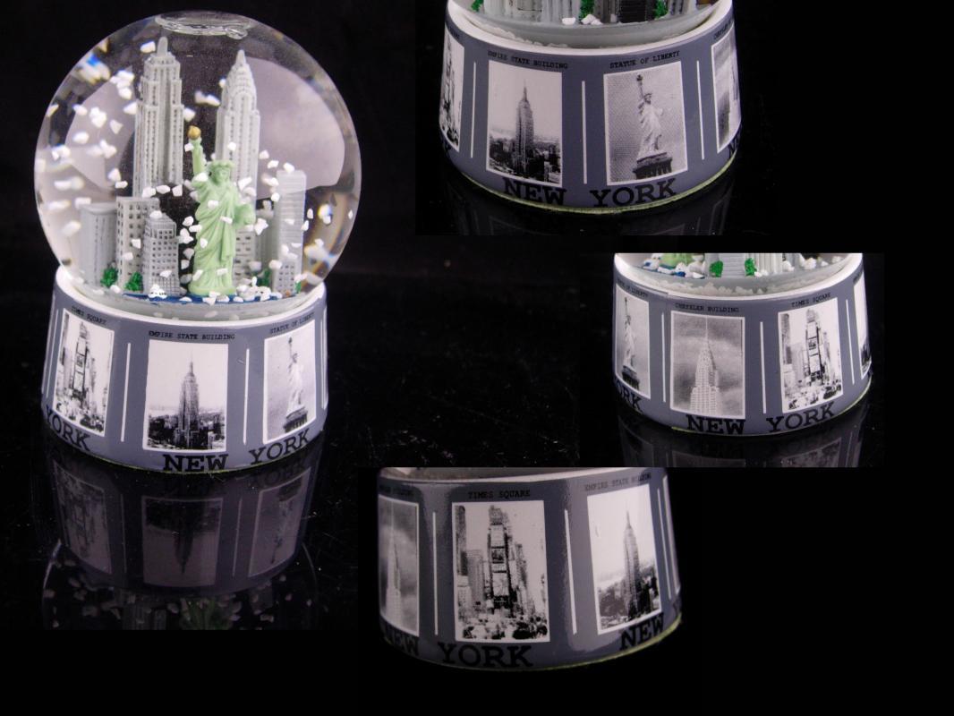 New York Snow globe - statue of Liberty - Tourist Snowglobe - Twin Towers - Empire state Building - glass paperweight - World trade center