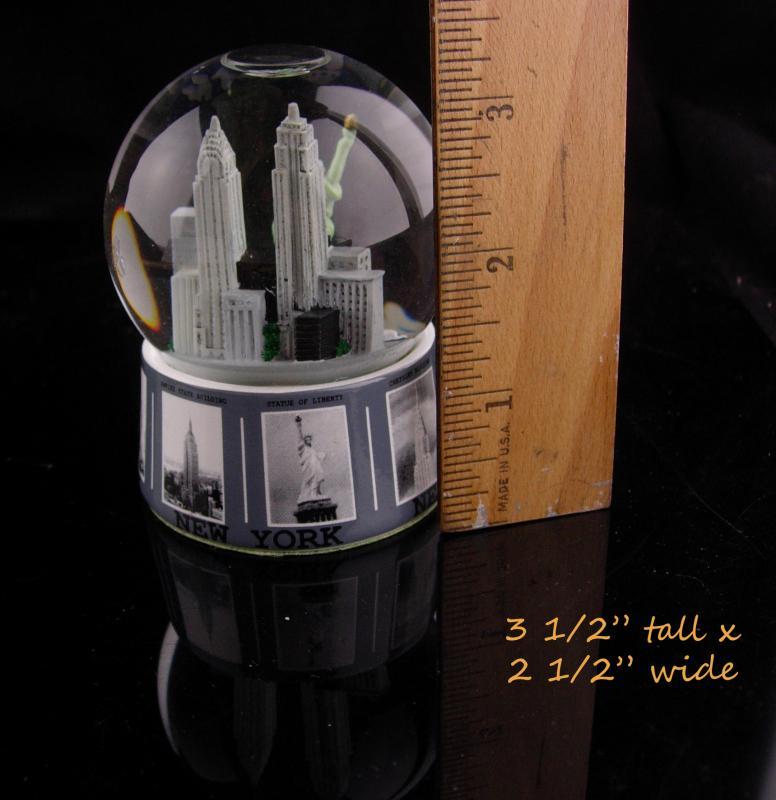 New York Snow globe - statue of Liberty - Tourist Snowglobe - Twin Towers - Empire state Building - glass paperweight - World trade center