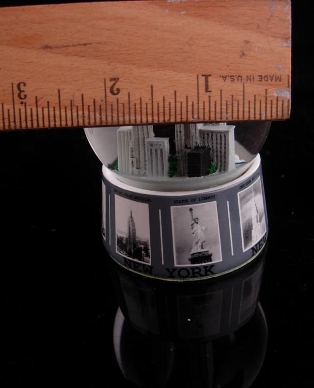 New York Snow globe - statue of Liberty - Tourist Snowglobe - Twin Towers - Empire state Building - glass paperweight - World trade center