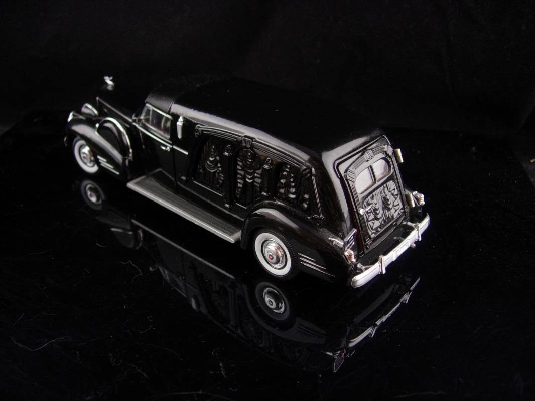 Vintage Hearse with coffin - Miniature 7