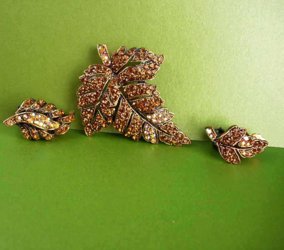 200 rhinestone Weiss Demi Parure - Vintage Brooch - clip on Earrings - copper aurora borealis - Signed Weiss - estate jewelry - leaf brooch
