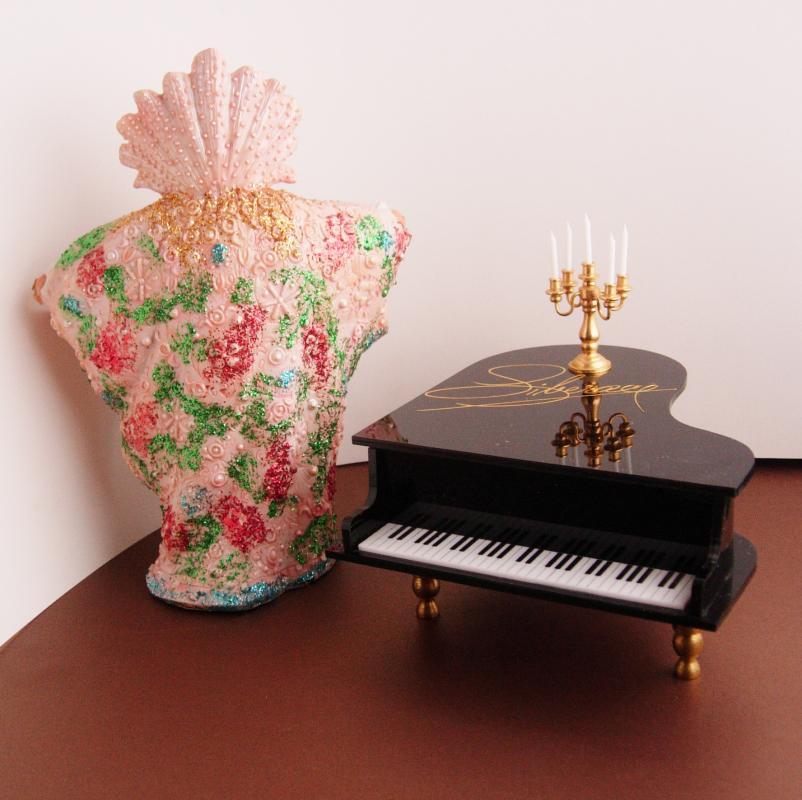 Vintage Liberace figurine - music box - Aldon figurine - candelabra - Grand Piano music box - Mr showmanship - Ltd Edition 1988 gay interest