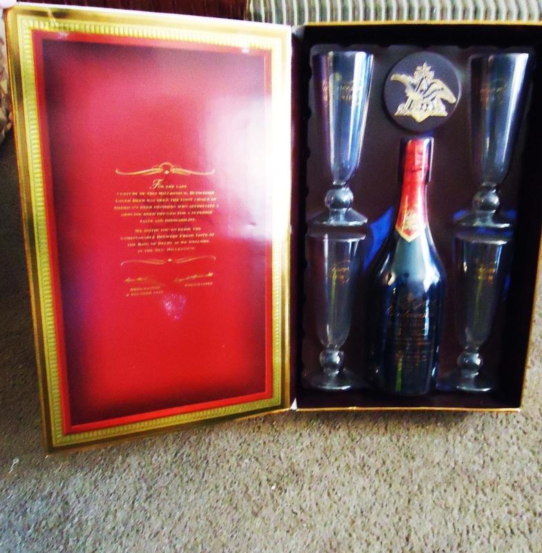 1999 Beer lovers Gift Set Tall Budweiser glasses & Bottle Never opened Mens gift