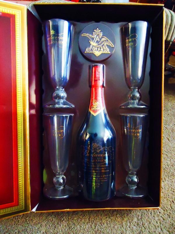 1999 Beer lovers Gift Set Tall Budweiser glasses & Bottle Never opened Mens gift