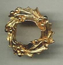 Brooch/Christmas/Contemporary Goldtone Holly Wreath Pin