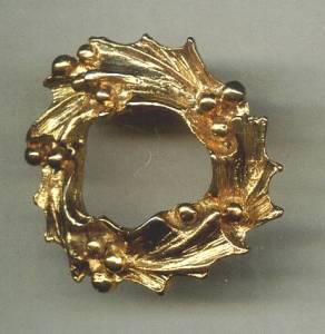 Brooch/Christmas/Contemporary Goldtone Holly Wreath Pin