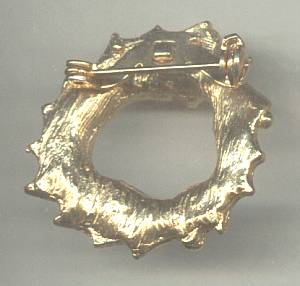 Brooch/Christmas/Contemporary Goldtone Holly Wreath Pin