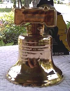 Collectibles/Limited Edition Momento Of America's 200th Birthday/Philadelphia Blended Whisky Liberty Bell Decantor