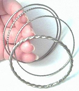 Bracelet/4 Thin Metal Bangles