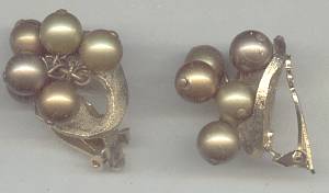 Set(s)/Bracelet&Ear Clips/Goldtone Leaves W/ Clusters Gold Bead Dangles