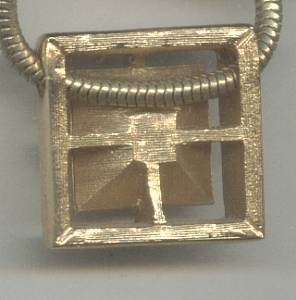 Necklace/Designer AVON GT Snake Chain W/LG SQ Glass Stone
