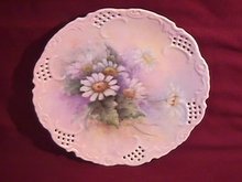 China-Hand Painted Porcelain Display Plate of Daisies with Foliage