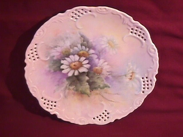 China-Hand Painted Porcelain Display Plate of Daisies with Foliage