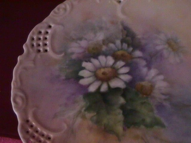 China-Hand Painted Porcelain Display Plate of Daisies with Foliage