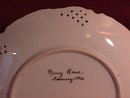 China-Hand Painted Porcelain Display Plate of Daisies with Foliage
