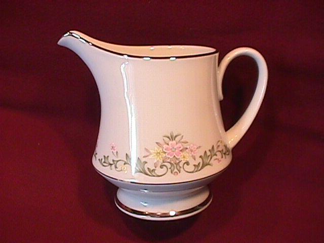 Noritake Fine China (Early Spring #2362) Creamer