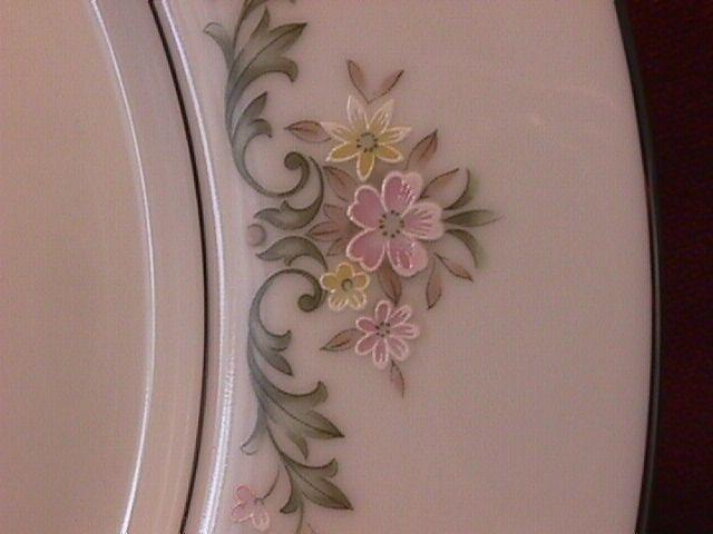 Noritake Fine China (Early Spring #2362) Creamer