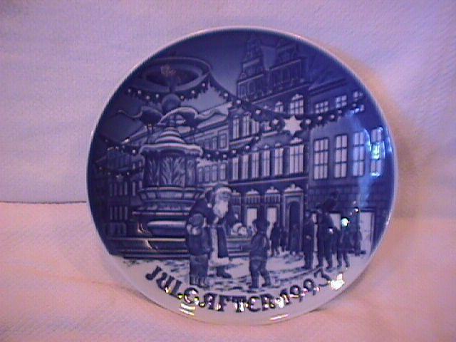 Bing & Grondahl Christmas Plate (Father Christmas in Copenhagen ) 1993