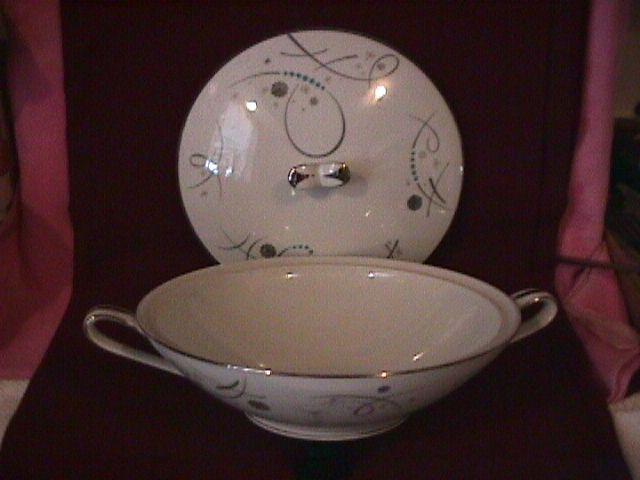 Noritake Fine China (Desiree)=#5632 Covered Vegetable