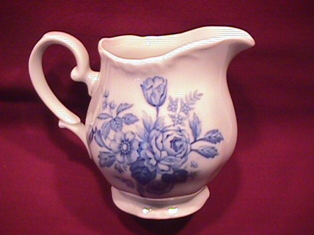 Mikasa Fine China (Rosalie) #L-9079 Creamer
