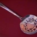 Oneida Prestige Plate (Bordeaux) 1945 Pierced Tomato Server