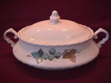 Metlox-Vernon Kilns (Vineyard) Covered Oval Casserole