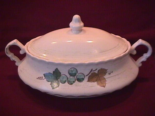 Metlox-Vernon Kilns (Vineyard) Covered Oval Casserole