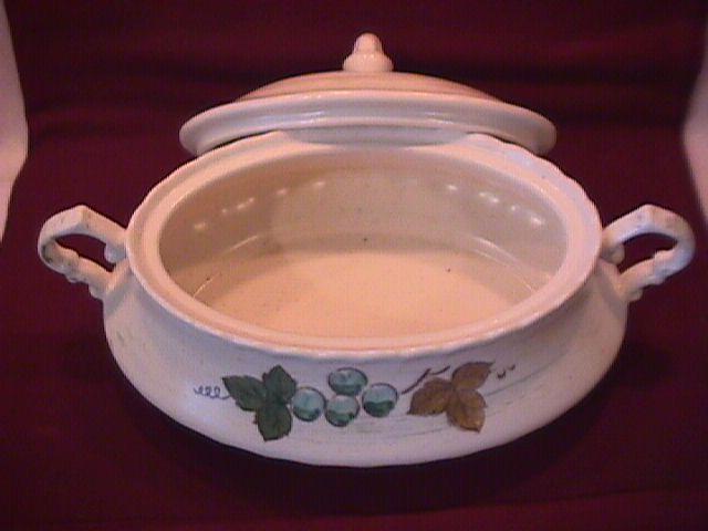 Metlox-Vernon Kilns (Vineyard) Covered Oval Casserole