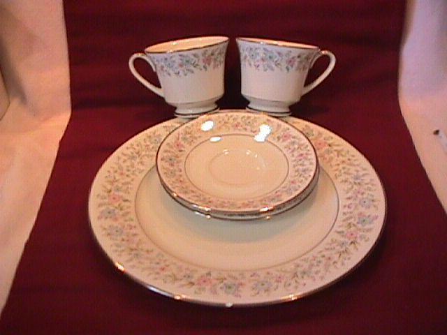 Noritake China (Blythe #2037) Dinner Plate + 2 Cups & Saucers