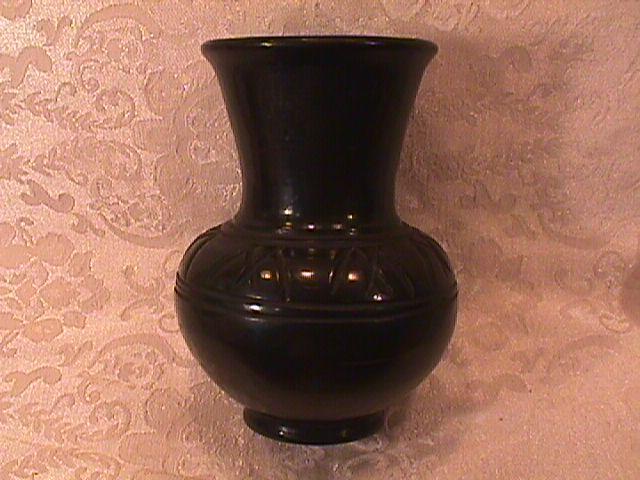 SAN ILDEFONSO INDIAN PLAIN BLACKWARE POTTERY VASE