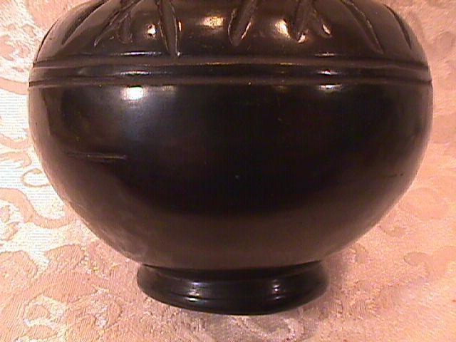 SAN ILDEFONSO INDIAN PLAIN BLACKWARE POTTERY VASE