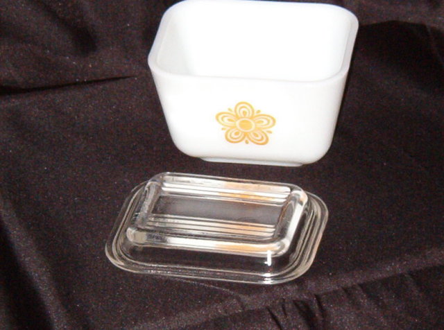 Pyrex Butterfly Gold Refrigerator Dish