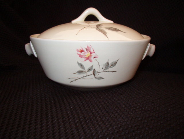 Universal Rosette Ballerina Round Covered Dish