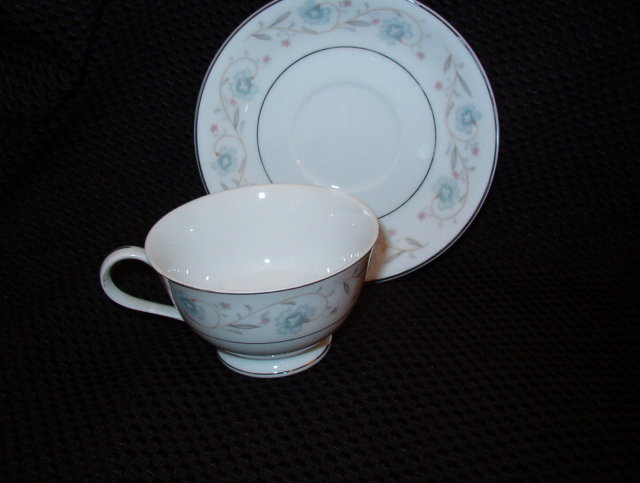 Fine China Japan English Garden Cup & Saucer