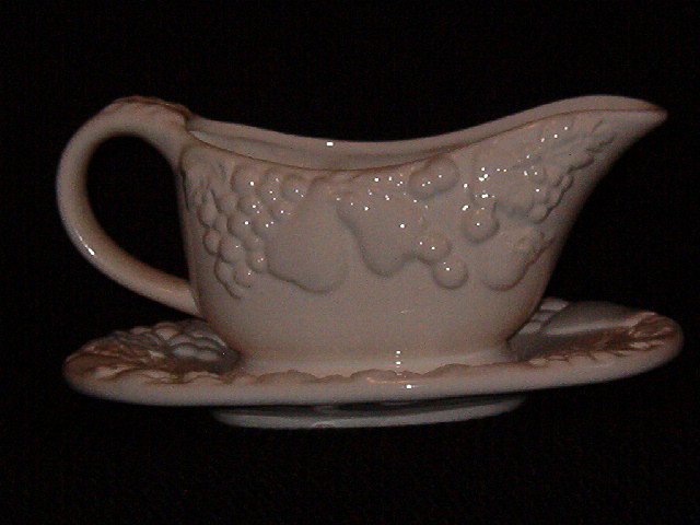 Gibson Designs Fruit Sauce Boat w/Underplate
