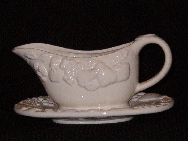 Gibson Designs Fruit Sauce Boat w/Underplate