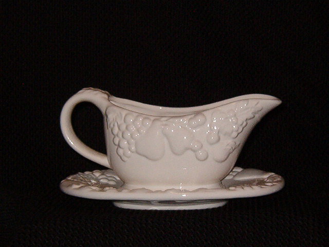 Gibson Designs Fruit Sauce Boat w/Underplate