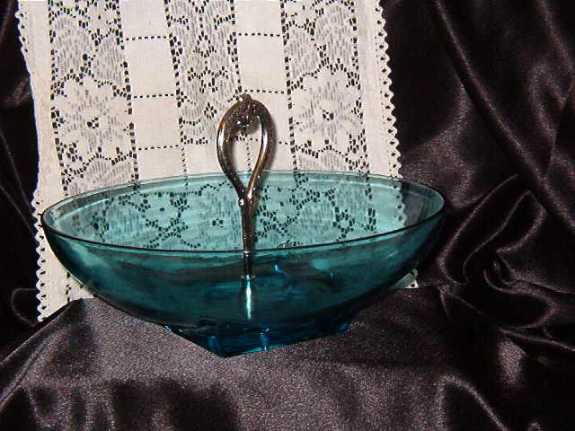 Hazel Atlas Capri Colony Bowl Center Handle
