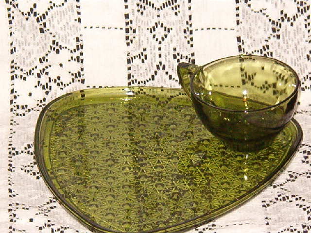 Anchor Hocking Daisy & Button Green Snack Set