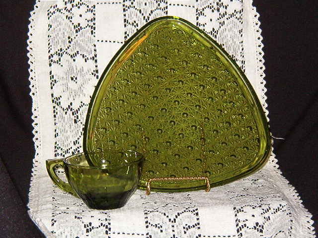 Anchor Hocking Daisy & Button Green Snack Set